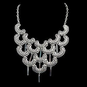 Sarah Coventry Charisma Silver Tone Bib Necklace (5304)